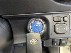 【スマートキー】カバンやポケットに入れたままでもドアの施錠・解錠が可能なスマートキーを装備。エンジンのオン・オフ時もカギを取り出す必要が無いからとっても便利です♪ 6