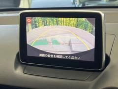 【ブラインドスポットモニタリング】走行中、ドアミラーの死角になりやすい箇所に後続車が接近するとサイドミラー付近に警告を表示、ドライバーに注意喚起をしてくれます。 4