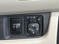 【電動格納ミラー】サイドミラーは電動格納式となっており、狭い駐車場でもキズがつくリスクを抑えられます。 6