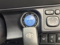 【スマートキー】カバンやポケットに入れたままでもドアの施錠・解錠が可能なスマートキーを装備。エンジンのオン・オフ時もカギを取り出す必要が無いからとっても便利です♪ 6