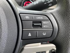 �ڥ����ץƥ��֥��롼������ȥ�����۹�®ƻϩ�Ǥ�Ĺ��Υ���Ԥ��ڤˡ�����ư��®�٤��ݤĥ��롼������ȥ����뤬�����ͷڸ������ƥ��Ϣ�Ȥ��������μ�ξ���Τ��Ƽִ֤��ݤĤ褦��®��Ĵ�ᤷ�Ƥ���ޤ����� 4