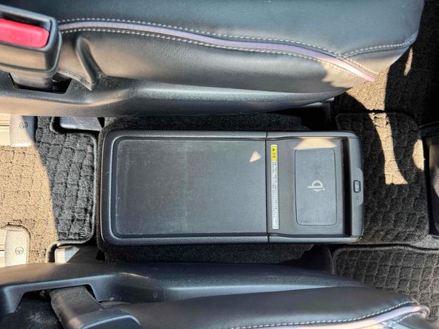 ヴォクシー ハイブリッドＶ　ＥＴＣ　ナビ　ＴＶ　オートクルーズコントロール　両側電動スライドドア　オートライト　ＬＥＤヘッドランプ　スマートキー　シートヒーター　後席モニター　３列シート　ＣＶＴ　アルミホイール　盗難防止システム（55枚目）