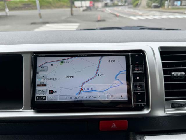 ハイエースワゴン ＧＬ　ナビ　バックカメラ　後席モニター　レーンアシスト　衝突被害軽減システム　電動スライドドア　イージークローザー　オートマチックハイビーム　オートライト　スマートキー　キー連動電動格納ミラー　社外アルミ（4枚目）
