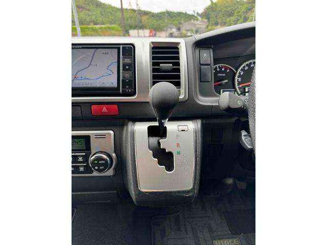 ハイエースワゴン ＧＬ　ナビ　バックカメラ　後席モニター　レーンアシスト　衝突被害軽減システム　電動スライドドア　イージークローザー　オートマチックハイビーム　オートライト　スマートキー　キー連動電動格納ミラー　社外アルミ（6枚目）