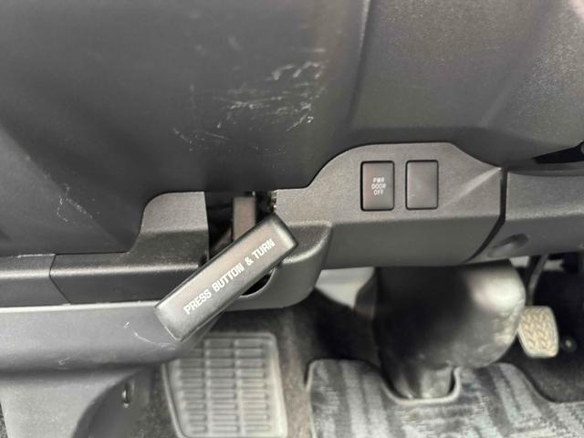 ハイエースワゴン ＧＬ　ナビ　バックカメラ　後席モニター　レーンアシスト　衝突被害軽減システム　電動スライドドア　イージークローザー　オートマチックハイビーム　オートライト　スマートキー　キー連動電動格納ミラー　社外アルミ（7枚目）