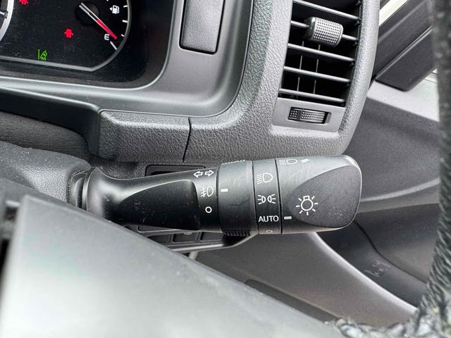 ハイエースワゴン ＧＬ　ナビ　バックカメラ　後席モニター　レーンアシスト　衝突被害軽減システム　電動スライドドア　イージークローザー　オートマチックハイビーム　オートライト　スマートキー　キー連動電動格納ミラー　社外アルミ（9枚目）