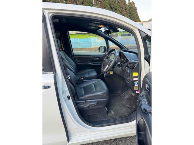 TOYOTA ESQUIRE HYBRID GI BLACK TAILORED