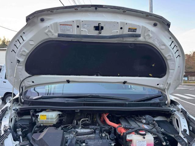 TOYOTA ESQUIRE HYBRID GI BLACK TAILORED