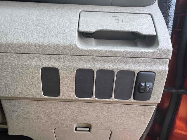 アトレーワゴン カスタムターボＲ　両側スライドドア　キーレスエントリー　ＡＴ　盗難防止システム　ＡＢＳ　ＣＤ　衝突安全ボディ　エアコン　パワーステアリング　パワーウィンドウ（6枚目）