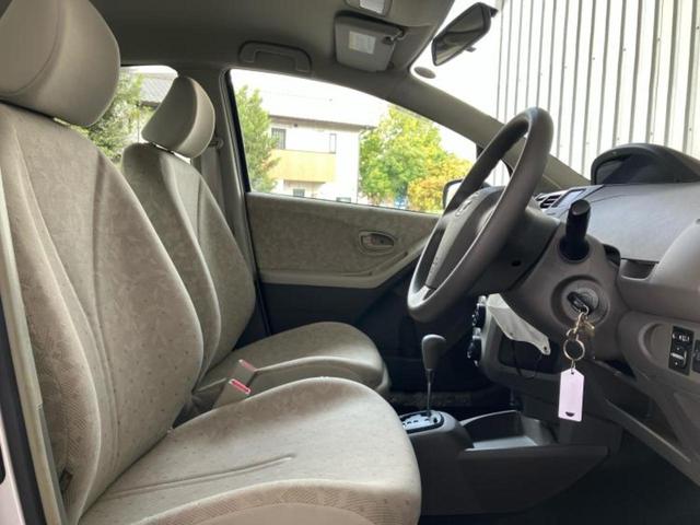 ヴィッツ F 新品タイヤ/EBD付ABS/エアバッグ 運転席/エアバッグ 助手席/パワーウインドウ/キーレスエントリー/パワーステアリング/ワンオーナー/マニュアルエアコン/ヘッドライトレベライザー/CD/ラジオ(5枚目)