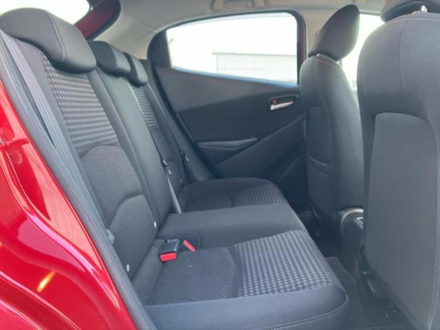 デミオ １３Ｓ　保証書／ディスプレイオーディオ／衝突安全装置／シートヒーター　前席／ヘッドランプ　ＬＥＤ／ＵＳＢジャック／Ｂｌｕｅｔｏｏｔｈ接続／ＥＴＣ／ＥＢＤ付ＡＢＳ／横滑り防止装置／アイドリングストップ（6枚目）