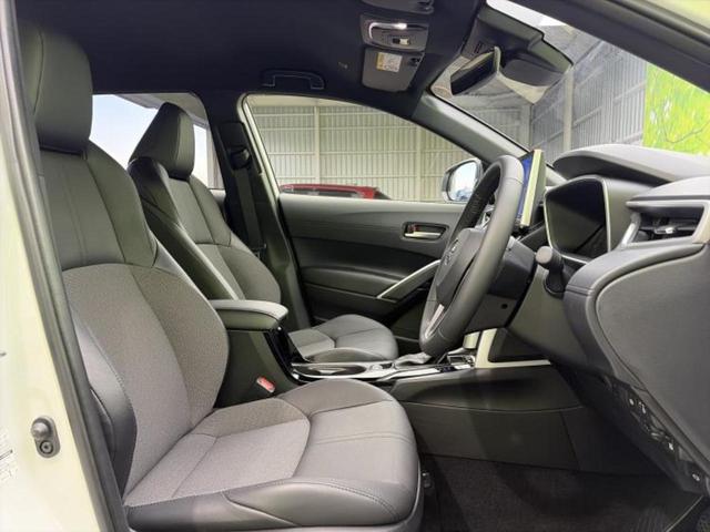 カローラクロス ハイブリッドＺ　保証書／純正　１０．５インチ　メモリーナビ／トヨタセーフティセンス／シートヒーター　前席／パノラミックビューモニター／車線逸脱防止支援システム／シート　ハーフレザー／パーキングアシスト　自動操舵（5枚目）