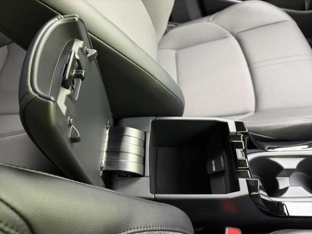 カローラクロス ハイブリッドＺ　保証書／純正　１０．５インチ　メモリーナビ／トヨタセーフティセンス／シートヒーター　前席／パノラミックビューモニター／車線逸脱防止支援システム／シート　ハーフレザー／パーキングアシスト　自動操舵（31枚目）