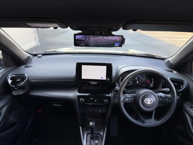 ヤリスクロス ハイブリッドＺ　ディスプレイオーディオ＋ナビ／デジタルインナーミラー／トヨタセーフティセンス／シートヒーター　前席／全方位モニター／シート　ハーフレザー／電動バックドア／ヘッドランプ　ＬＥＤ　衝突被害軽減システム（4枚目）