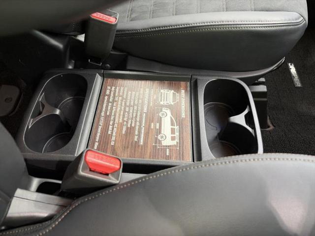 デリカＤ：５ ４ＷＤジャスパー　社外　１１インチ　ＳＤナビ／フリップダウンモニター　社外　１０．１インチ／イーアシスト（ミツビシ）／両側電動スライドドア／マルチアラウンドモニター／車線逸脱防止支援システム／シート　ハーフレザー（32枚目）