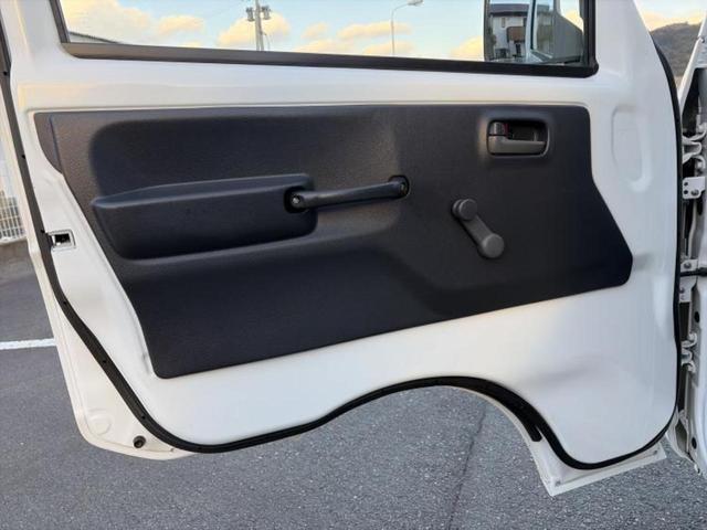 キャリイトラック ４ＷＤ　ＫＣ　新品タイヤ／エアバッグ　運転席／衝突安全ボディ／パワーステアリング／マニュアルエアコン／最大積載量３５０ｋｇ／ヘッドライトレベライザー／三方開／ラジオ　４ＷＤ（20枚目）