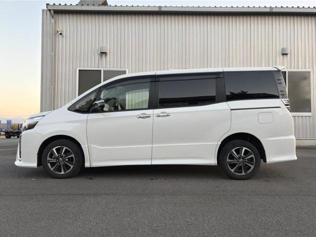 ヴォクシー ４ＷＤ　ＺＳキラメキ３　新品タイヤ／保証書／社外　１１インチ　ＳＤナビ／フリップダウンモニター　社外　１２．８インチ／トヨタセーフティセンス／両側電動スライドドア／車線逸脱防止支援システム／シート　ハーフレザー　バックカメラ（2枚目）