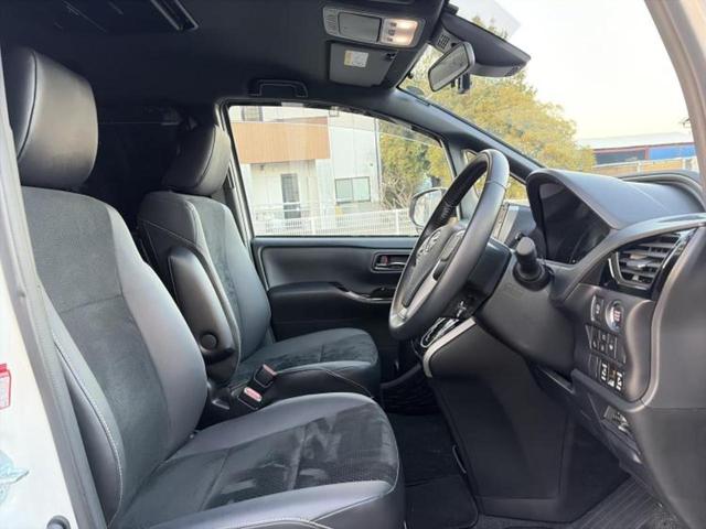 ヴォクシー ４ＷＤ　ＺＳキラメキ３　新品タイヤ／保証書／社外　１１インチ　ＳＤナビ／フリップダウンモニター　社外　１２．８インチ／トヨタセーフティセンス／両側電動スライドドア／車線逸脱防止支援システム／シート　ハーフレザー　バックカメラ（5枚目）