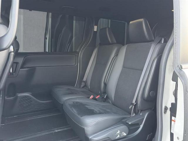 ヴォクシー ４ＷＤ　ＺＳキラメキ３　新品タイヤ／保証書／社外　１１インチ　ＳＤナビ／フリップダウンモニター　社外　１２．８インチ／トヨタセーフティセンス／両側電動スライドドア／車線逸脱防止支援システム／シート　ハーフレザー　バックカメラ（8枚目）