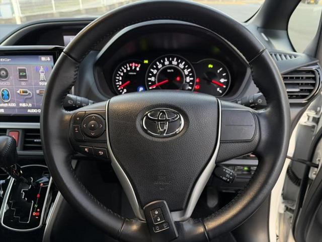 ヴォクシー ４ＷＤ　ＺＳキラメキ３　新品タイヤ／保証書／社外　１１インチ　ＳＤナビ／フリップダウンモニター　社外　１２．８インチ／トヨタセーフティセンス／両側電動スライドドア／車線逸脱防止支援システム／シート　ハーフレザー　バックカメラ（16枚目）