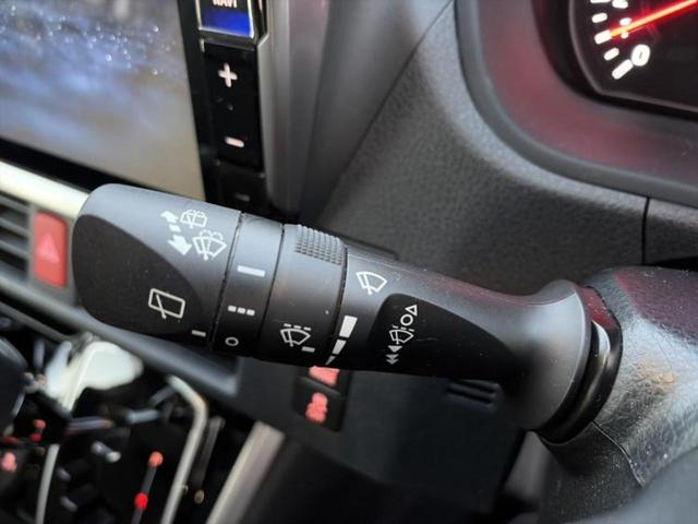 ヴォクシー ４ＷＤ　ＺＳキラメキ３　新品タイヤ／保証書／社外　１１インチ　ＳＤナビ／フリップダウンモニター　社外　１２．８インチ／トヨタセーフティセンス／両側電動スライドドア／車線逸脱防止支援システム／シート　ハーフレザー　バックカメラ（18枚目）