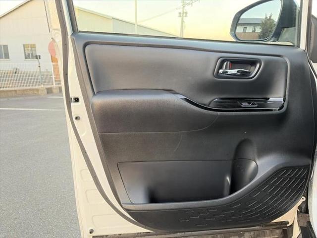 ヴォクシー ４ＷＤ　ＺＳキラメキ３　新品タイヤ／保証書／社外　１１インチ　ＳＤナビ／フリップダウンモニター　社外　１２．８インチ／トヨタセーフティセンス／両側電動スライドドア／車線逸脱防止支援システム／シート　ハーフレザー　バックカメラ（21枚目）