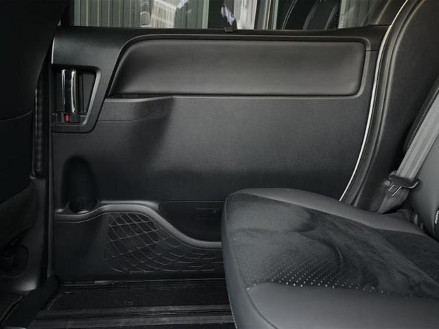 ヴォクシー ４ＷＤ　ＺＳキラメキ３　新品タイヤ／保証書／社外　１１インチ　ＳＤナビ／フリップダウンモニター　社外　１２．８インチ／トヨタセーフティセンス／両側電動スライドドア／車線逸脱防止支援システム／シート　ハーフレザー　バックカメラ（22枚目）