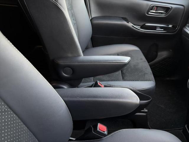 ヴォクシー ４ＷＤ　ＺＳキラメキ３　新品タイヤ／保証書／社外　１１インチ　ＳＤナビ／フリップダウンモニター　社外　１２．８インチ／トヨタセーフティセンス／両側電動スライドドア／車線逸脱防止支援システム／シート　ハーフレザー　バックカメラ（30枚目）