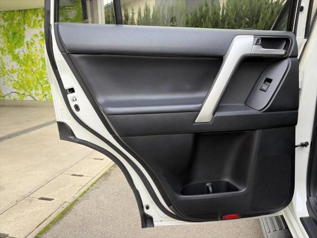 ランドクルーザープラド ４ＷＤ　ＴＸ　Ｌパッケージ　社外　８インチ　ＳＤナビ／フリップダウンモニター　社外　１０．１インチ／トヨタセーフティセンス／シートヒーター　前席／シート　フルレザー／ヘッドランプ　ＬＥＤ／Ｂｌｕｅｔｏｏｔｈ接続／ＥＴＣ　革シート（22枚目）