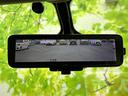 後方確認をサポートするカメラが搭載されています。駐車時や狭い道での運転に役立ちます。映像はクリアで見やすく、運転の負担を軽減します。
