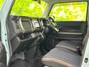 運転席からの視界は広く、運転操作もスムーズに行えます。シンプルで使いやすい操作系も魅力です。