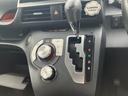 スムーズなシフトチェンジを実現するシフトレバー。運転操作をより快適にし、上質なドライブをサポートします。確実な操作感も魅力です。
