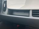 前席付近の小物入れは、スマートフォンや小物を入れておくと便利です。すぐに取り出せるので、運転中の使い勝手も考慮された設計です。
