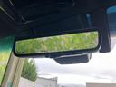 ルームミラー一体型のディスプレイが、運転席からの視界を広げます。後方確認がよりスムーズに行え、安全運転をサポートします。