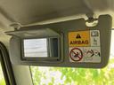 サンバイザーに内蔵されたバニティミラーは、運転席からの身だしなみチェックに便利です。エアバッグに関する注意喚起も確認できます。