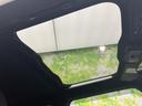 開放感あふれるドライブを楽しめます。車内を明るくし、爽やかな気分で運転できます。開放的な気分でドライブを楽しめます。