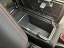 小物を整理整頓できる空間が備わっています。ドライブ中のちょっとした荷物や、スマートフォンなどをスマートに収納できます。快適なドライブをサポートします。
