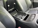 便利な収納スペースを備えたアームレスト。小物を整理整頓でき、車内空間をすっきりと保てます。