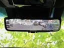 後方視界を確保するルームミラーは、運転の安全をサポート。広角で見やすく、運転時の安心感が高まります。日常の運転をより快適にする工夫が凝らされています。