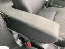 肘掛け部分には便利な収納スペースを装備。小物を収納でき、車内をすっきりと整理整頓できます。