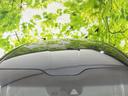 広々としたルーフラインが、車内空間の広さを強調。開放感あふれるドライブを楽しめます。