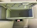 開閉式の収納スペースを備え、車内で使う小物をまとめておけます。座席まわりをすっきり保ちたい方にも便利で、乗車中に必要な品を手元に置きやすい実用的なつくりです。