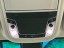 天井側にまとまったスイッチ類は、乗車時にも手元で確認しやすい配置です。室内灯などの操作に活用でき、夜間の乗り降りや車内での荷物の確認にも便利です。