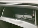 開閉できる収納スペースを備え、車内で使う小物をまとめて保管できます。必要な品を整理しておきたいときに便利で、乗車中も手元の荷物をすっきり管理できます。