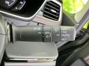 表示が手元にまとまり、運転席から確認しやすい配置です。複数の表示とスイッチを備え、日々の運転で必要な操作を身近に行える装備で、使い勝手にも配慮されています。