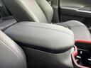 ゆったりと肘を置けるアームレスト。長距離運転の疲労を軽減し、リラックスしたドライブをサポートします。