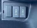 表示が見分けやすく並ぶパネルで、運転席まわりをすっきりとまとめています。周囲の内装になじむ落ち着いた仕上がりで、必要な箇所を目で追いやすい配置も魅力です。