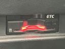 ETC車載器を装備しており、対応する料金所ではETCカードを利用した通過が可能です。高速道路やスマートインターチェンジを利用するお出かけの際にも便利です。