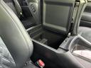 開閉式の収納スペースを備え、車内で使う小物をまとめてしまえる便利なつくりです。深さのある区画で整理しやすく、身の回りをすっきり保てます。