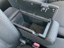 アームレストを開けると小物を収められる収納スペースがあり、車内で使う品をまとめておけます。必要なときに取り出しやすく、座席まわりを整理しやすい装備です。